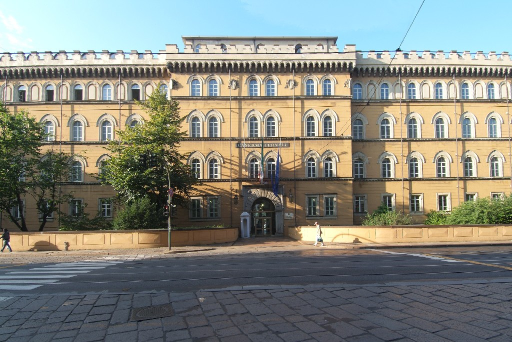 Architettura militare a struttura gerarchica e rigidamente organizzata, con corpi di fabbrica simmetrici che esprimono controllo e ordine attraverso la sua composizione severa e funzionale.